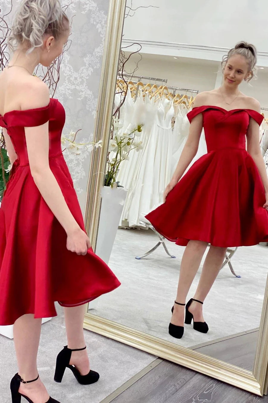 Vestido corto de fiesta con hombros descubiertos